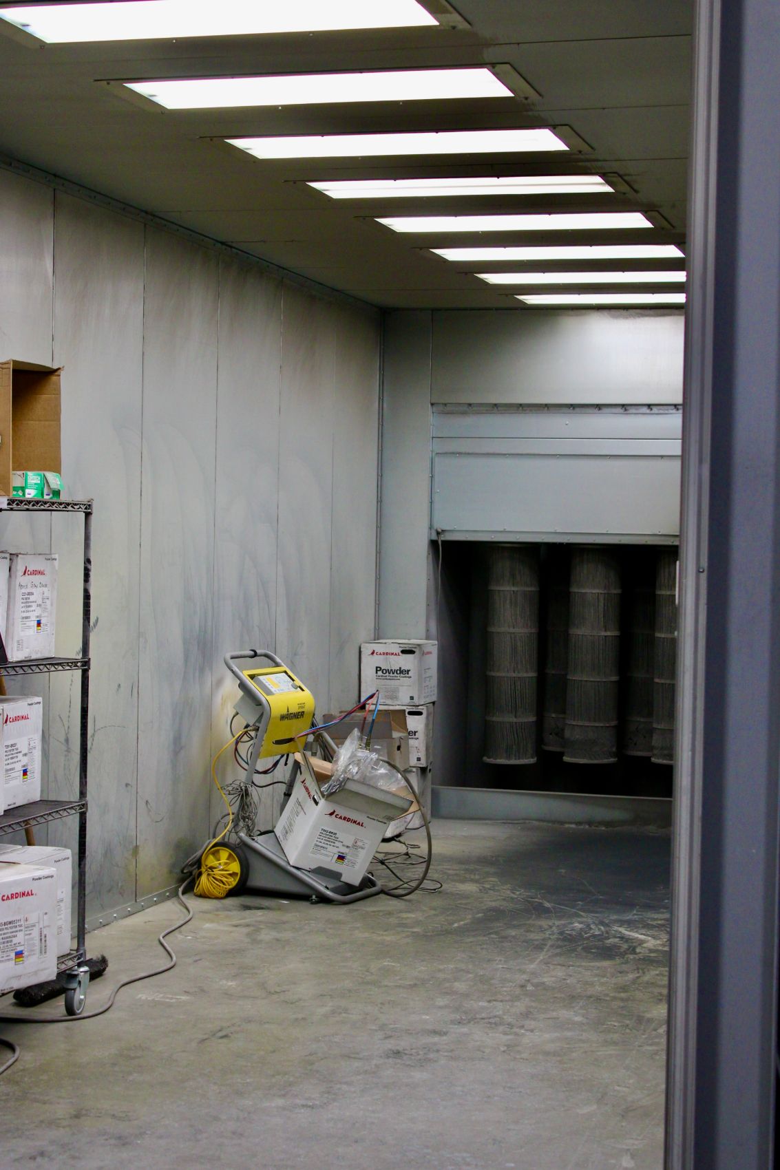 Powder-coating booth with colored components on the line
